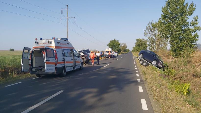 Accident grav în județul Arad. Ciocnire între un autoturism și un microbuz. Șase persoane au fost rănite 18858926