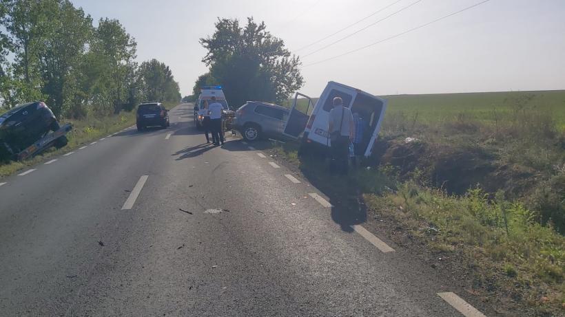 Accident grav în județul Arad. Ciocnire între un autoturism și un microbuz. Șase persoane au fost rănite 18858927