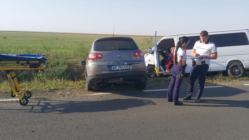 Accident grav în județul Arad. Ciocnire între un autoturism și un microbuz. Șase persoane au fost rănite 18858928