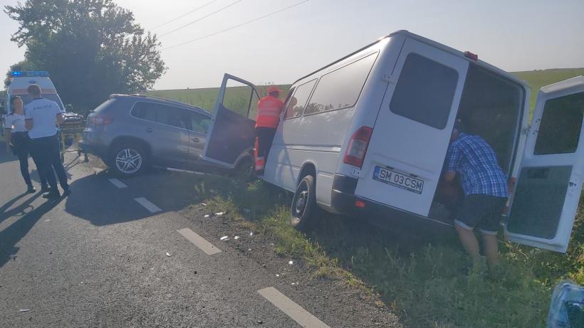 Accident grav în județul Arad. Ciocnire între un autoturism și un microbuz. Șase persoane au fost rănite
