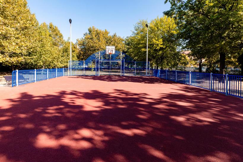Terenurile de sport din mai multe parcuri ale Capitalei au fost reparate 18858866