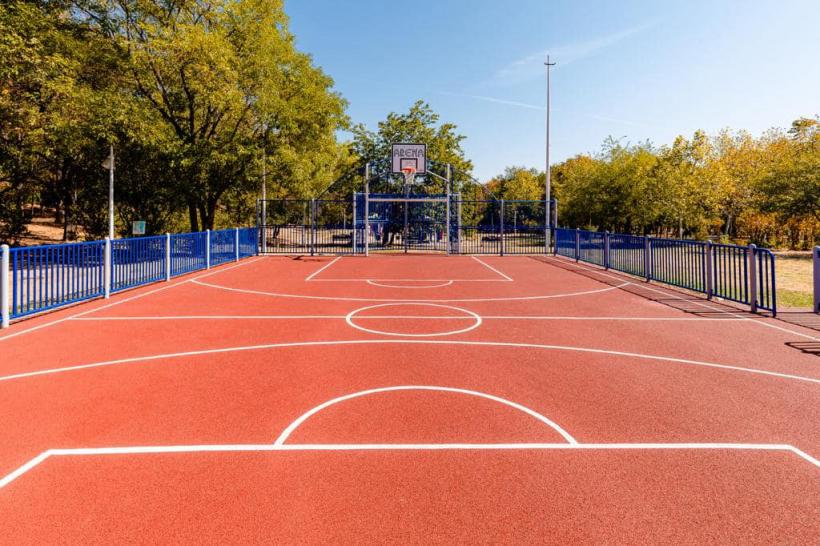 Terenurile de sport din mai multe parcuri ale Capitalei au fost reparate 18858867