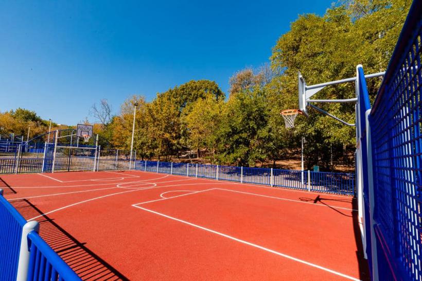 Terenurile de sport din mai multe parcuri ale Capitalei au fost reparate 18858869