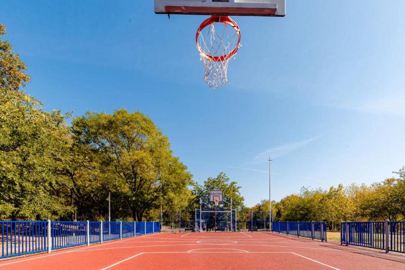 Terenurile de sport din mai multe parcuri ale Capitalei au fost reparate 18858872