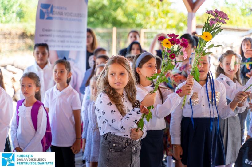 An școlar început cu o surpriză uriașă de micuții de la o școală din Ilfov