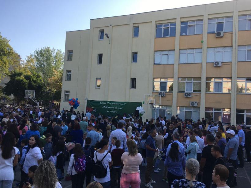 „Vrem la școală c-astă vară, distracții și zbenguială!” 18858931