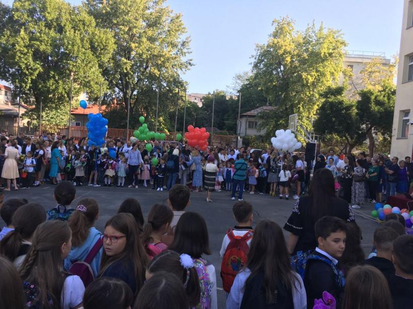 „Vrem la școală c-astă vară, distracții și zbenguială!” 18858932