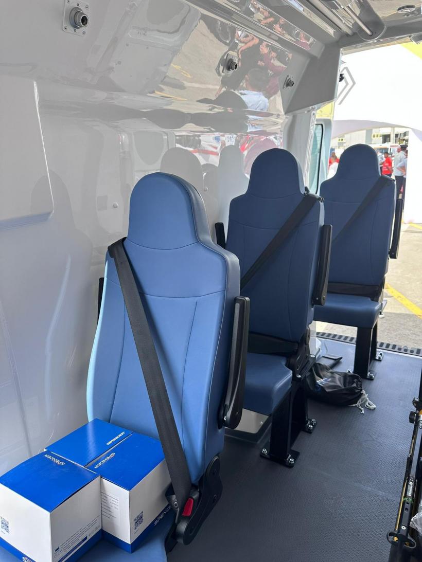 Noi ambulanțe pentru transport pacienți în România 18859322