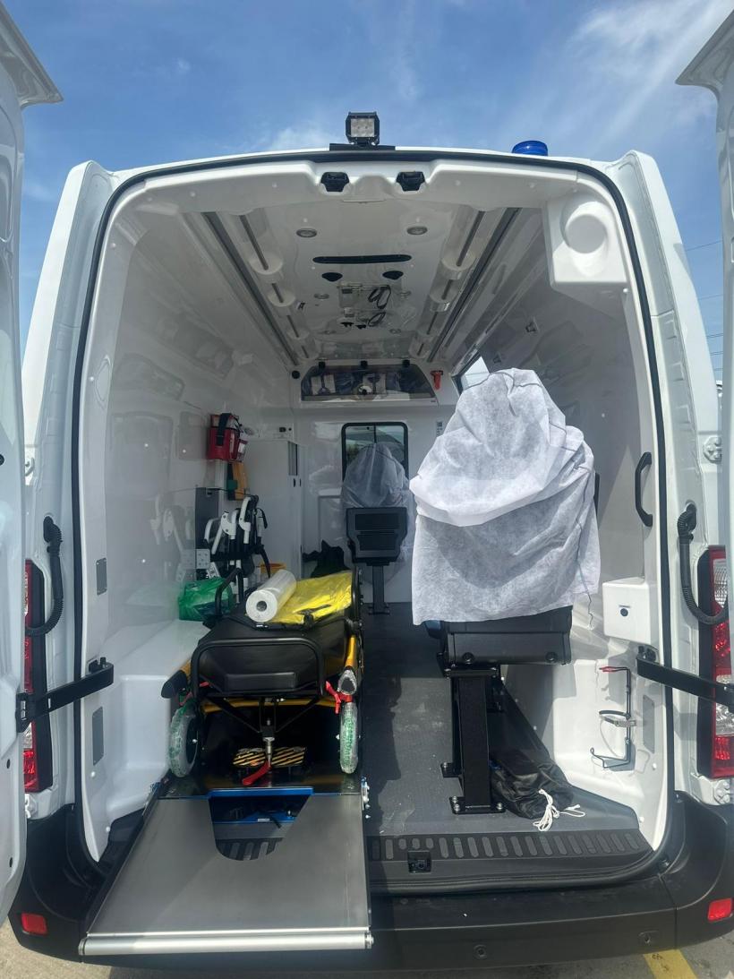 Noi ambulanțe pentru transport pacienți în România 18859324
