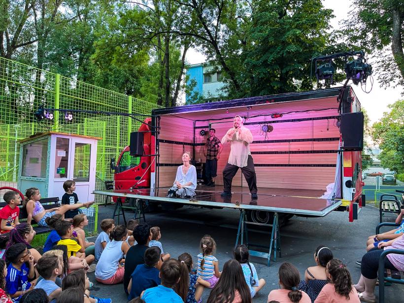 Spectacole gratuite pentru copii și adulți – caravana „Teatru Oriunde” ajunge în parcurile bucureștene între 15 și 17 septembrie 18859352