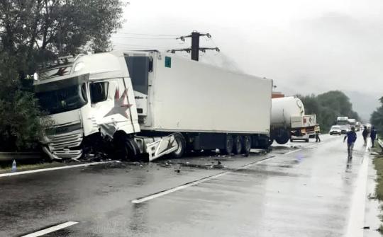 Accident între o cisternă încărcată cu GPL și un TIR cu medicamente pe Valea Oltului. Traficul este blocat total 18859547