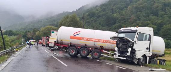 Accident între o cisternă încărcată cu GPL și un TIR cu medicamente pe Valea Oltului. Traficul este blocat total 18859548