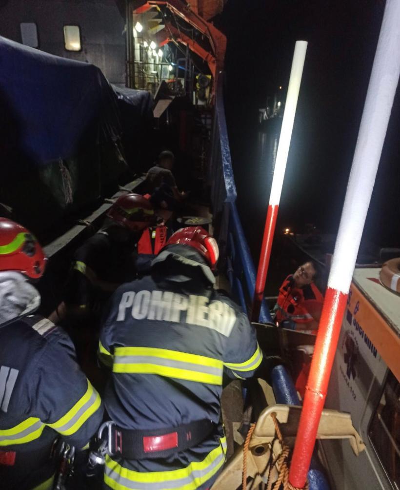 Șase marinari s-au intoxicat cu gaze în buncărul unei nave, pe Brațul Tulcea 18859543