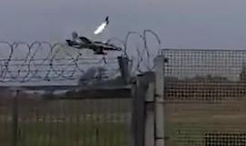 Tragedie la un show aviatic: Un avion militar s-a prăbușit peste o mașină. O fetiță de cinci ani a murit 18859663