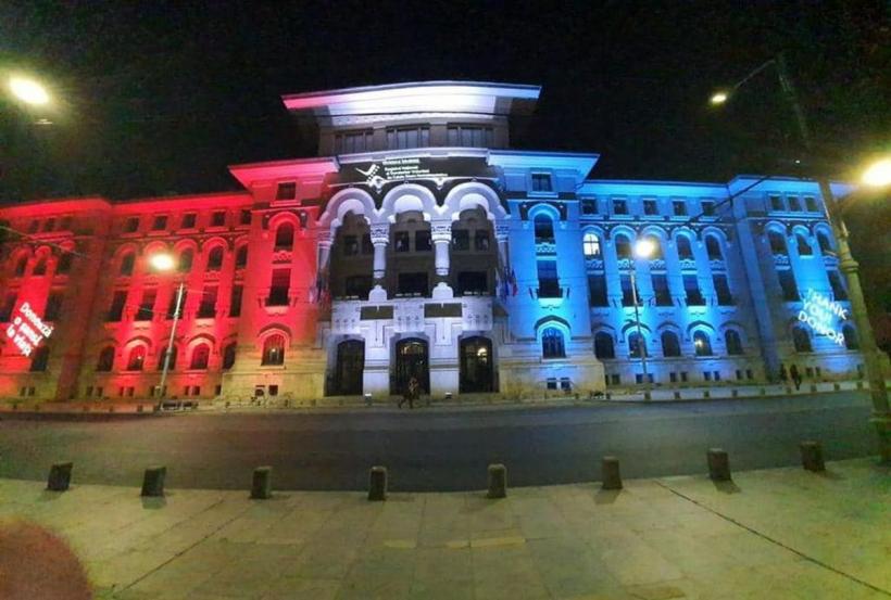 Clădirea Primăriei Capitalei, iluminată în culorile Zilei Mondiale a Donatorilor de Celule Stem