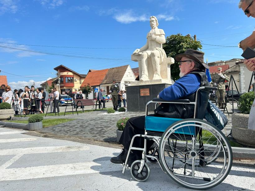 Statuia lui Gheorghe Lazăr din Piața Mare a Sibiului a ajuns în Avrig, orașul natal al fondatorului învățământului în limba română în Țara Românească 18859775