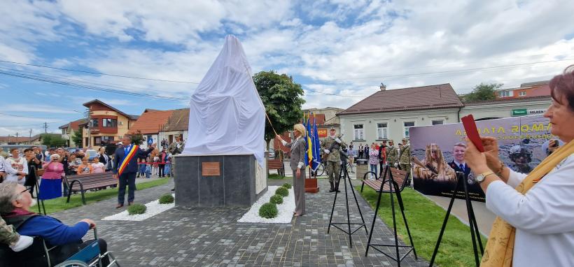 Statuia lui Gheorghe Lazăr din Piața Mare a Sibiului a ajuns în Avrig, orașul natal al fondatorului învățământului în limba română în Țara Românească 18859776