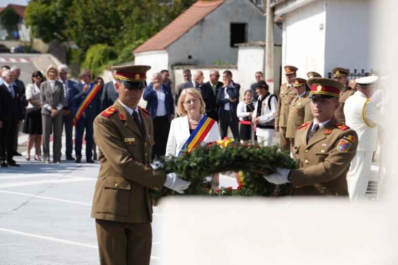 Statuia lui Gheorghe Lazăr din Piața Mare a Sibiului a ajuns în Avrig, orașul natal al fondatorului învățământului în limba română în Țara Românească 18859777