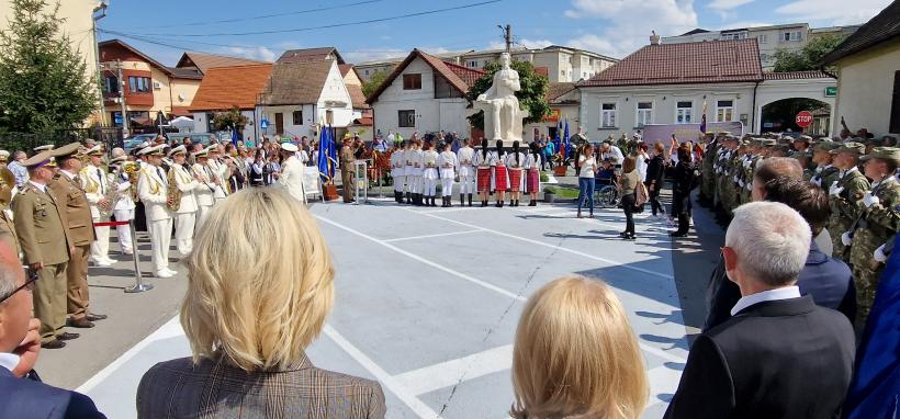 Statuia lui Gheorghe Lazăr din Piața Mare a Sibiului a ajuns în Avrig, orașul natal al fondatorului învățământului în limba română în Țara Românească 18859779