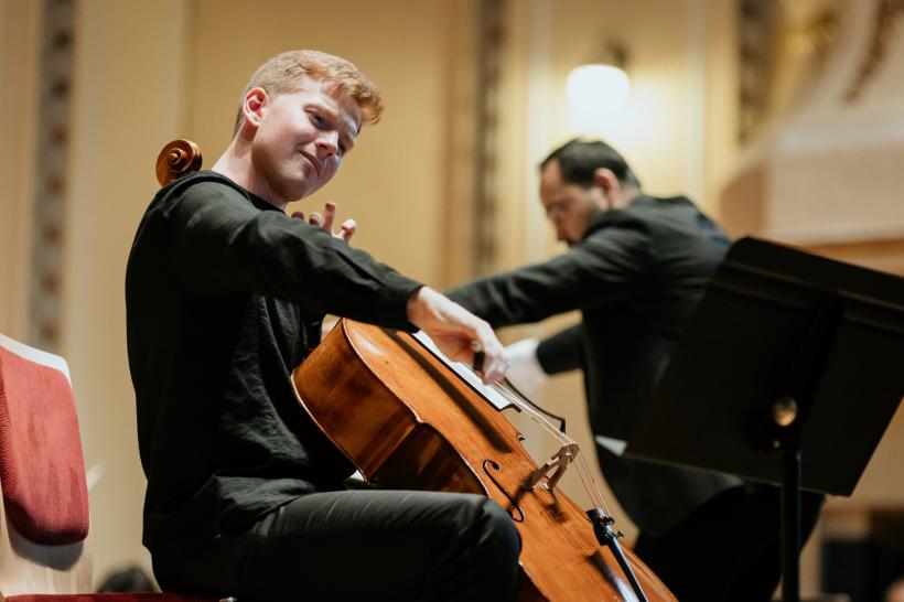 Filarmonica Arad, dirijorul Alexandru Ilie și violoncelistul Benjamin Kruithof uimesc publicul arădean