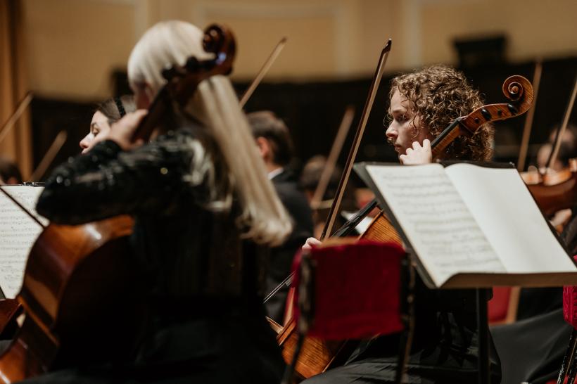 Filarmonica Arad, dirijorul Alexandru Ilie și violoncelistul Benjamin Kruithof uimesc publicul arădean 18859804