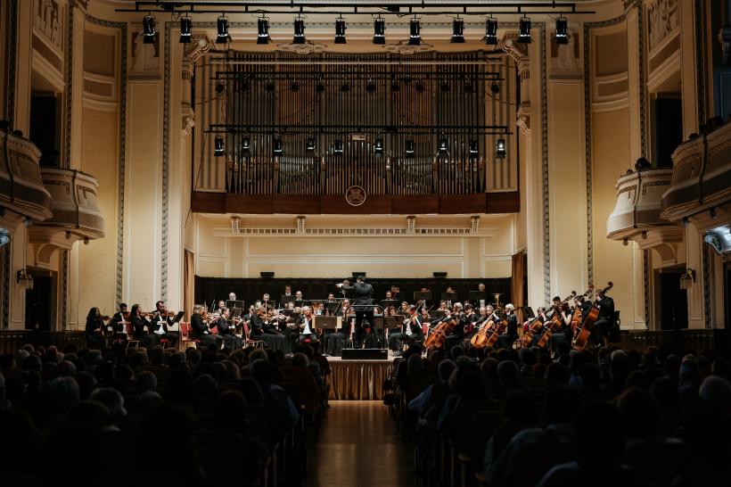 Filarmonica Arad, dirijorul Alexandru Ilie și violoncelistul Benjamin Kruithof uimesc publicul arădean 18859808