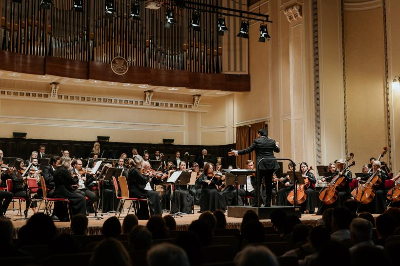 Filarmonica Arad, dirijorul Alexandru Ilie și violoncelistul Benjamin Kruithof uimesc publicul arădean 18859809