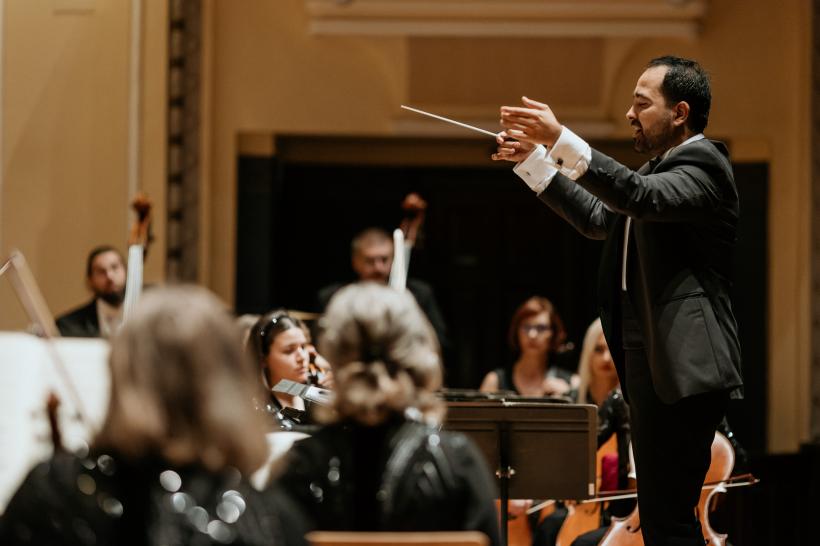 Filarmonica Arad, dirijorul Alexandru Ilie și violoncelistul Benjamin Kruithof uimesc publicul arădean 18859810