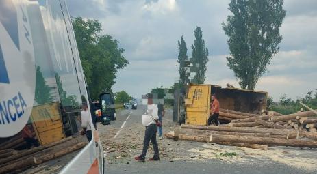 Șofer strivit de lemnele pe care le transporta cu un camion, în Vrancea