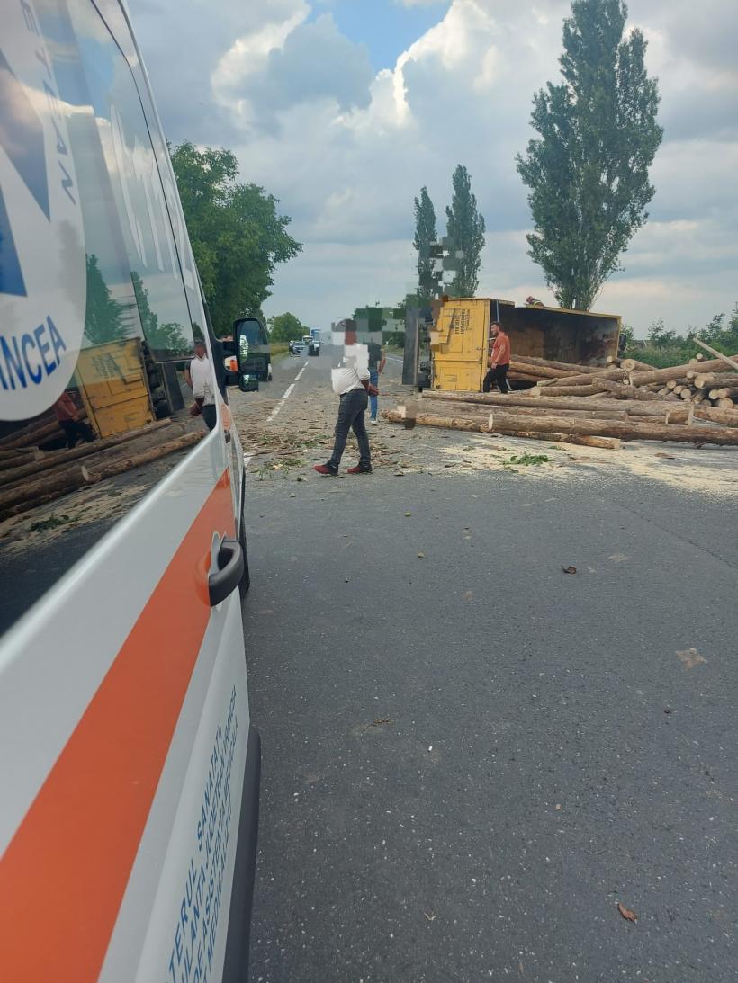 Șofer strivit de lemnele pe care le transporta cu un camion, în Vrancea 18859821
