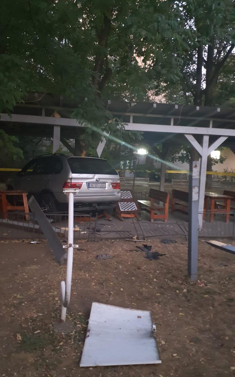 Cu mașina, într-un spațiu amenajat pentru jucătorii de șah 18860036