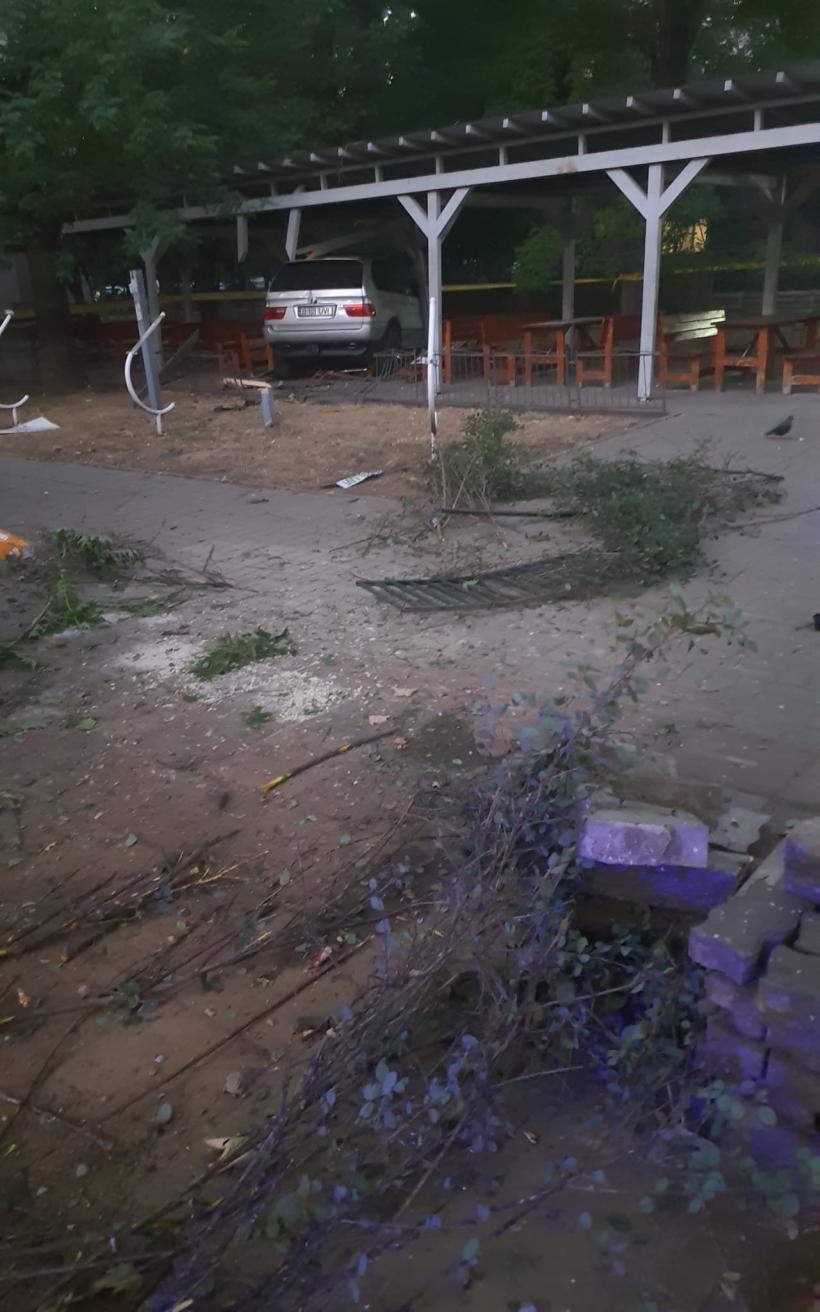 Cu mașina, într-un spațiu amenajat pentru jucătorii de șah 18860037