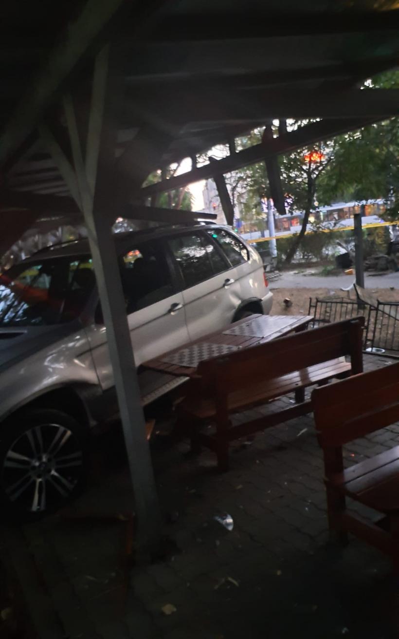 Cu mașina, într-un spațiu amenajat pentru jucătorii de șah 18860040