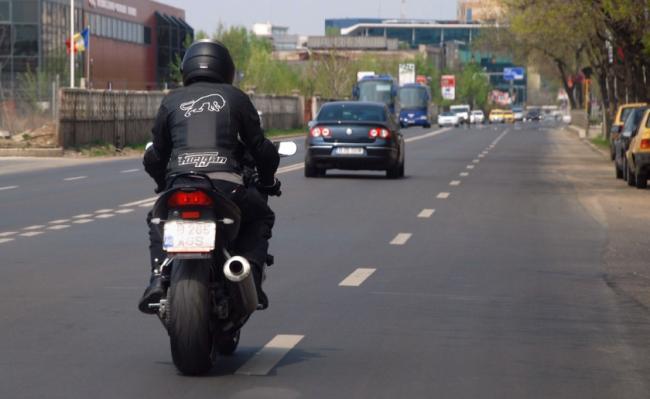 Doi tineri din Turda au furat o motocicletă de pe stradă. Ar fi tractat-o cu un moped