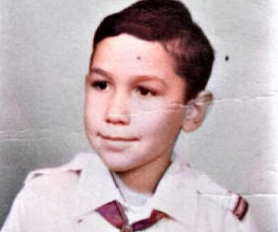 Cine este pionierul din imagine, un cunoscut om politic al României postdecembriste?  18860343