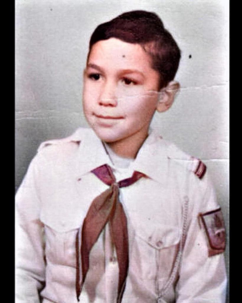 Cine este pionierul din imagine, un cunoscut om politic al României postdecembriste?  18860344