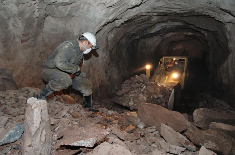 Protest la Mina Băița. Minerii refuză să mai intre în mină pentru că nu și-au primit banii