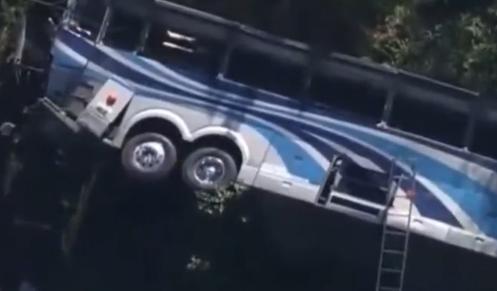 Tragedie la New York: Un autobuz cu elevi s-a prăbușit de pe o autostradă  18860498