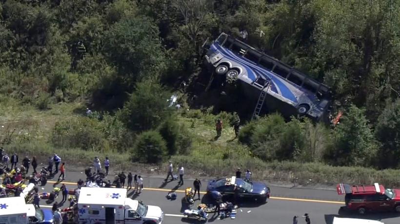 Tragedie la New York: Un autobuz cu elevi s-a prăbușit de pe o autostradă  18860499
