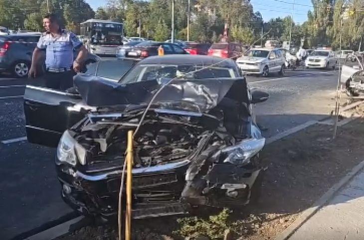 Urmărire ca-n filme cu focuri de armă și mașini lovite. Un bărbat a furat mașina unei gravide și a fugit de Poliție. „Nu aveam cu ce să ajung în oraș” 18860565