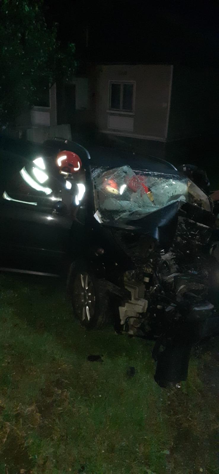 Accident grav pe DN 67 în județul Vâlcea. Șase persoane au fost rănite, dintre care una a fost încarcerată. 18860642