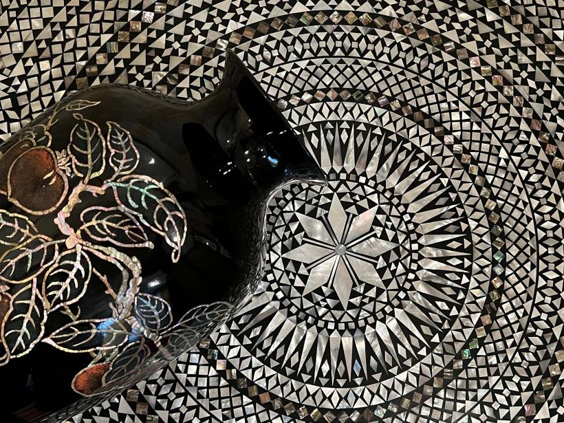 Cadourile lui Nicolae Ceaușescu, care au parcurs „Drumul Mătăsii”, scoase la licitație 18860377