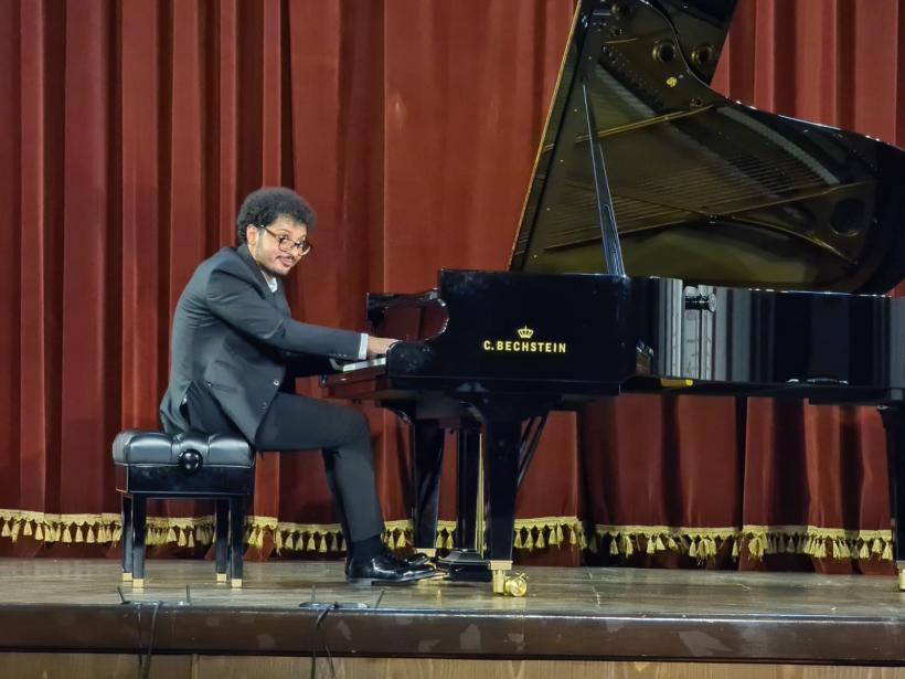Turneul Național Un artist, un pian și un țambal  - clasic, jazz, folclor, în Transilvania Pianistul Cătălin Răducanu susține concerte la Brașov, Deva și Arad pe 24, 25 și 26 septembrie