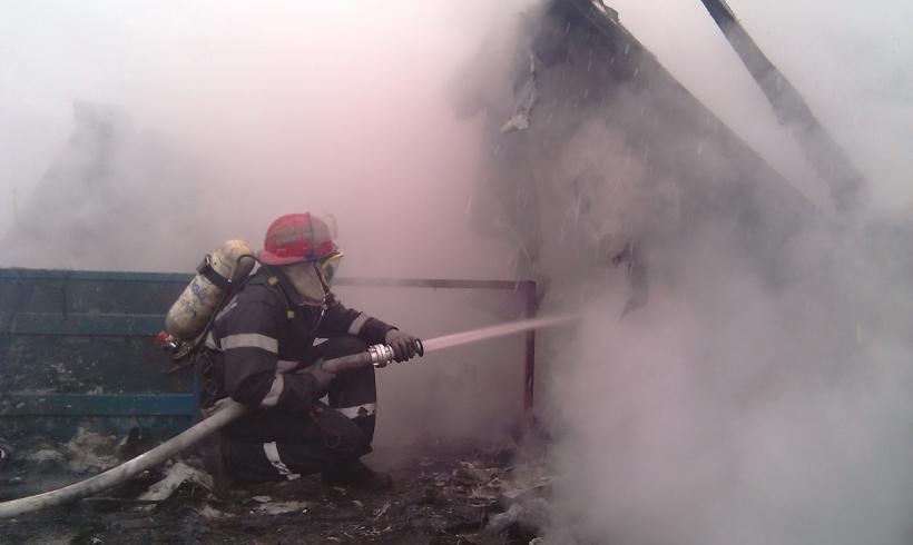Două persoane intoxicate cu fum într-un incendiu produs la un apartament din Buzău