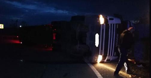 Un TIR s-a răsturnat pe A2. Se circulă pe banda de urgență a Autostrăzii București - Constanța,  în zona localității Murfatlar