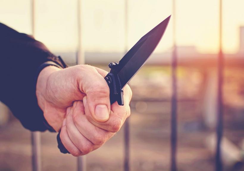 Caz șocant în Focșani! Un bărbat a fugărit oamenii pe stradă cu un cuțit