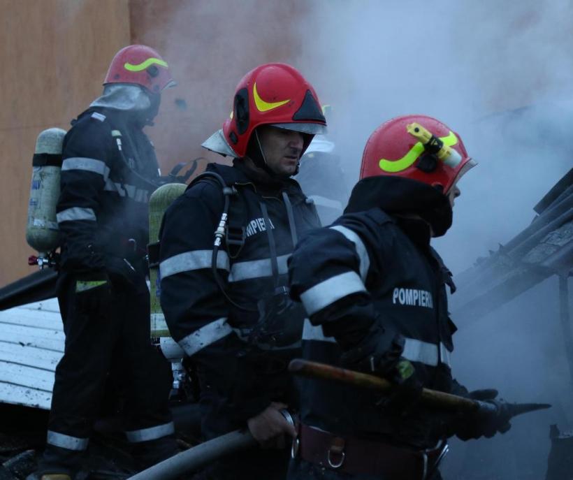 Incendiu în parcarea unui magazin din Cluj-Napoca