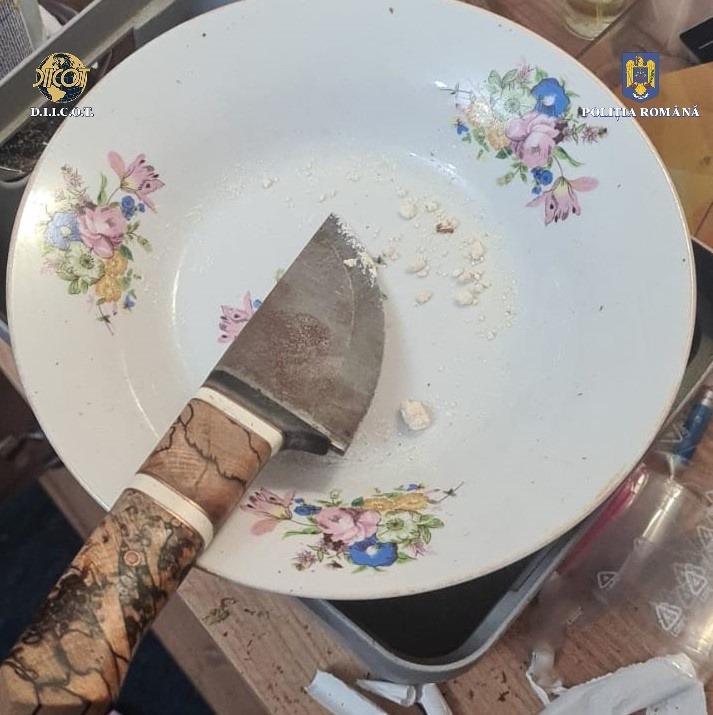 Trei profesori sunt suspectați de trafic de droguri. Unul cultiva canabis, iar ceilalți vindeau droguri de mare risc 18861086