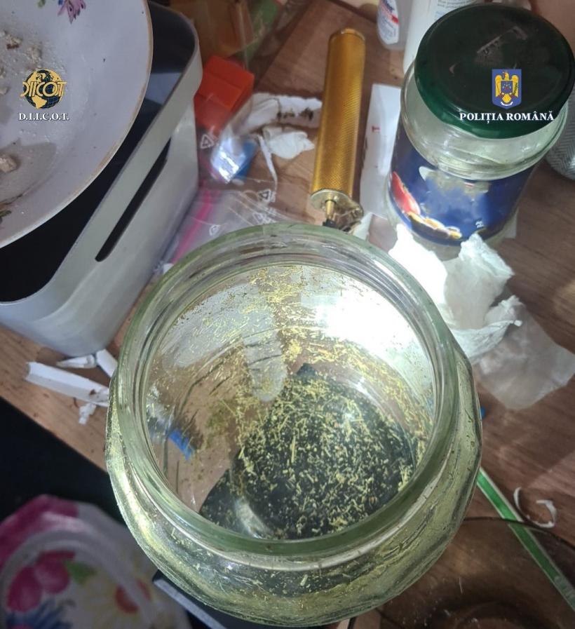 Trei profesori sunt suspectați de trafic de droguri. Unul cultiva canabis, iar ceilalți vindeau droguri de mare risc 18861088