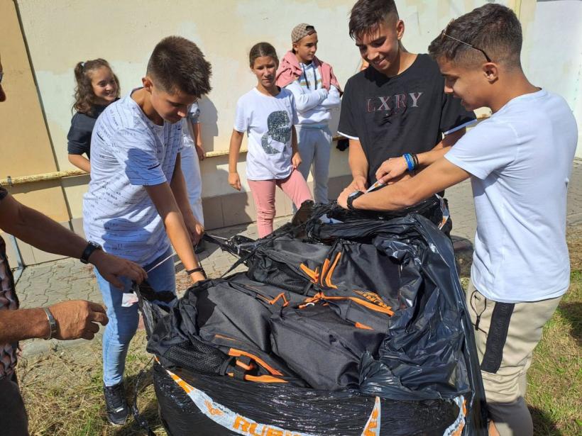 5.320 de elevi de gimnaziu din 20 de județe ale țării un început noul an școlar cu ghiozdane și rechizite noi oferite în dar de Fundația Mereu Aproape și de compania RURIS 18861222